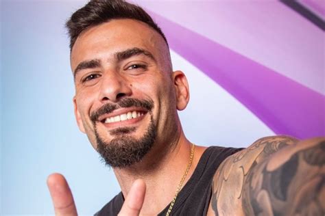 Suposta foto de Nizam do BBB24 pelado exibindo o pênis